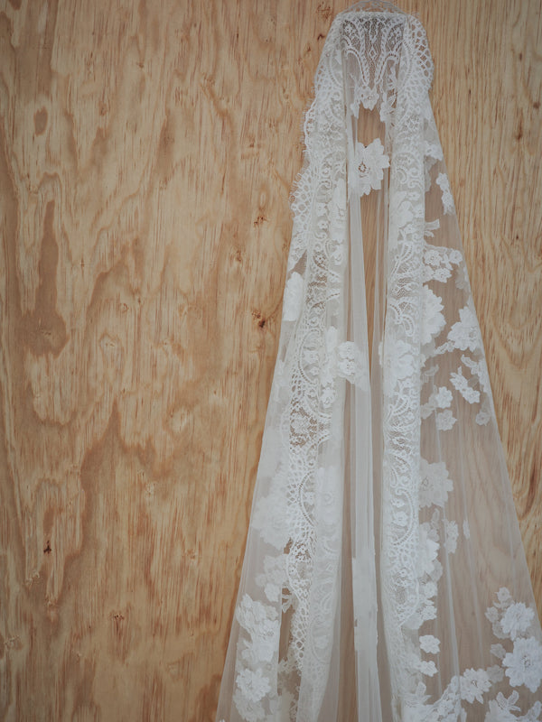 NATASHA LACE MANTILLA - Ofrenda Studio