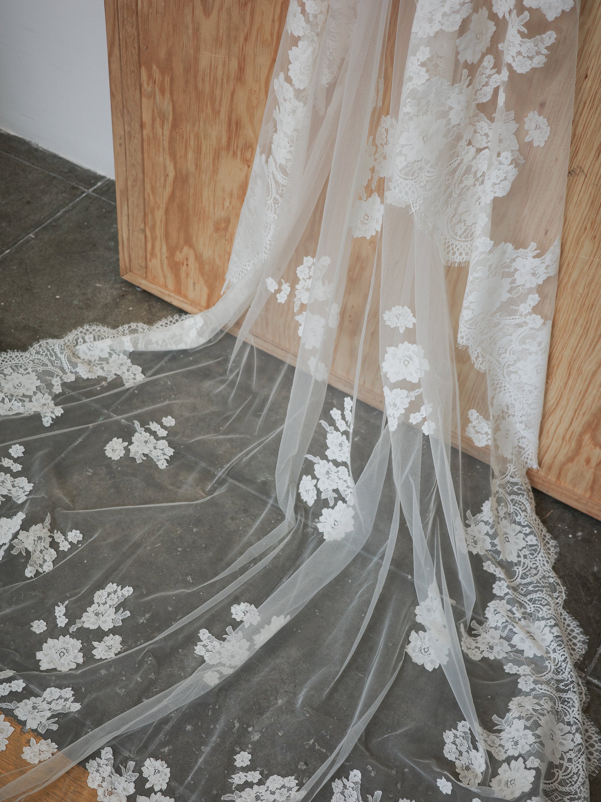 NATASHA LACE MANTILLA - Ofrenda Studio