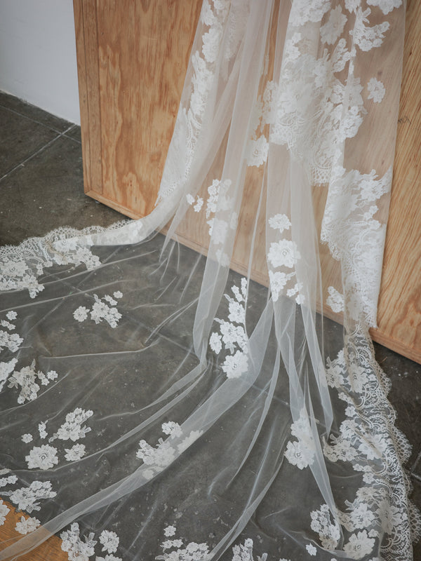 NATASHA LACE MANTILLA - Ofrenda Studio