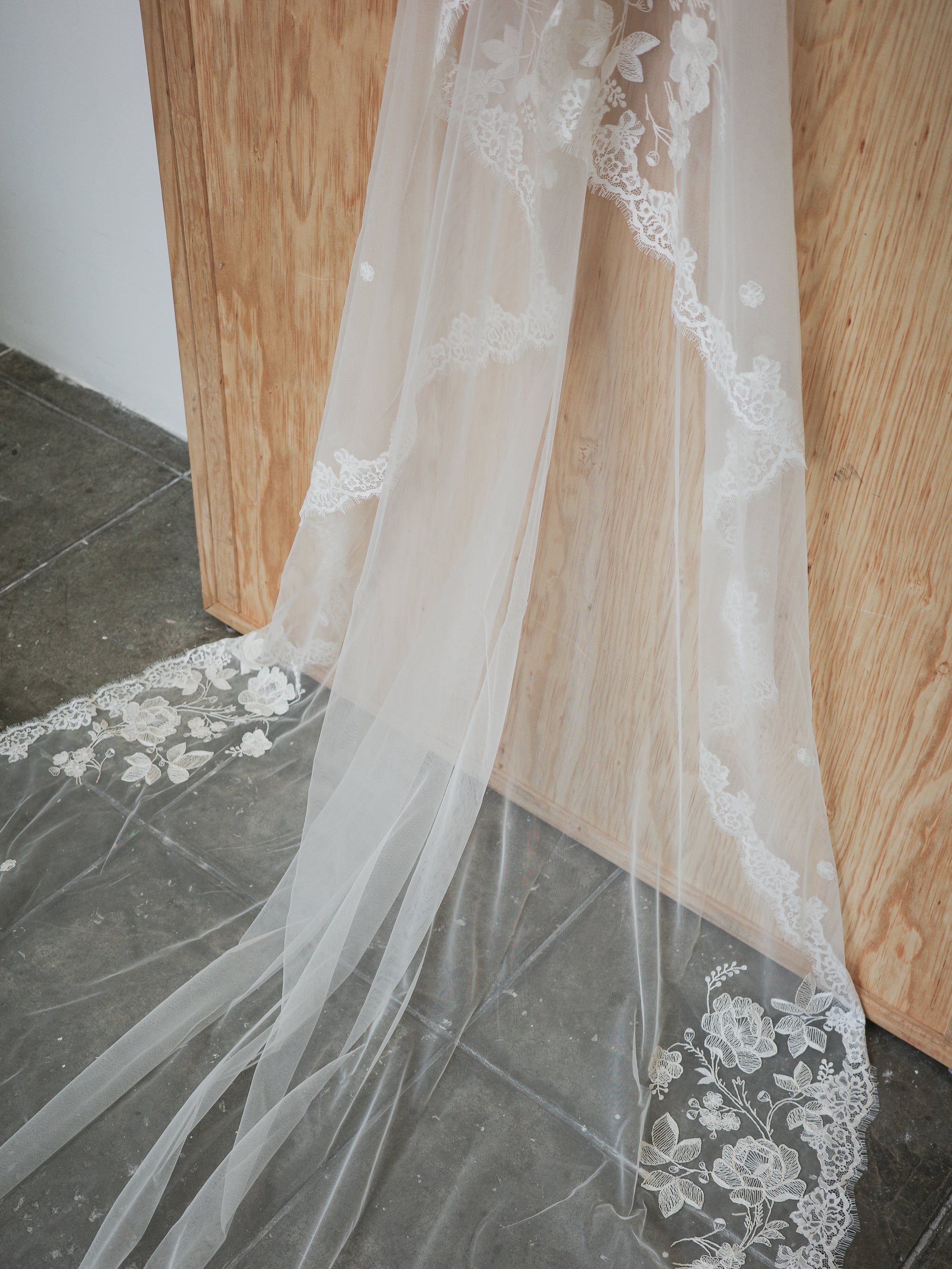 ANASTASIA EMBROIDERED LACE VEIL