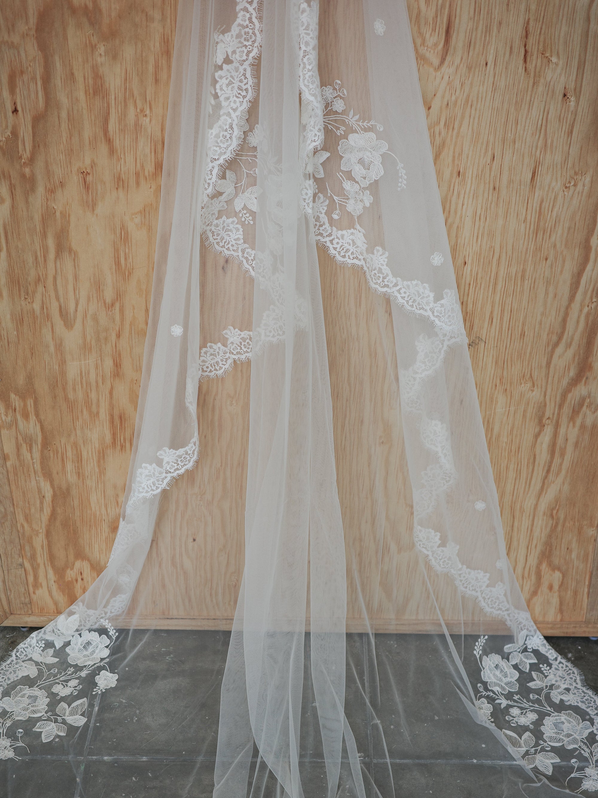 ANASTASIA EMBROIDERED LACE VEIL