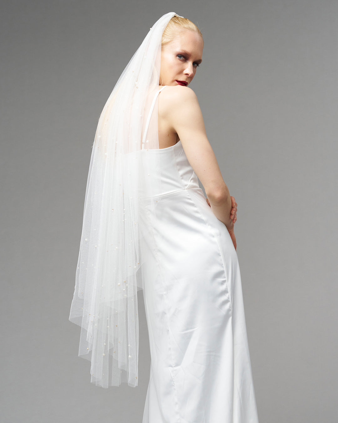ECO TULLE/ CRYSTALS & PEARLS KNEE LENGTH 48" // LIGHT IVORY - Ofrenda Studio