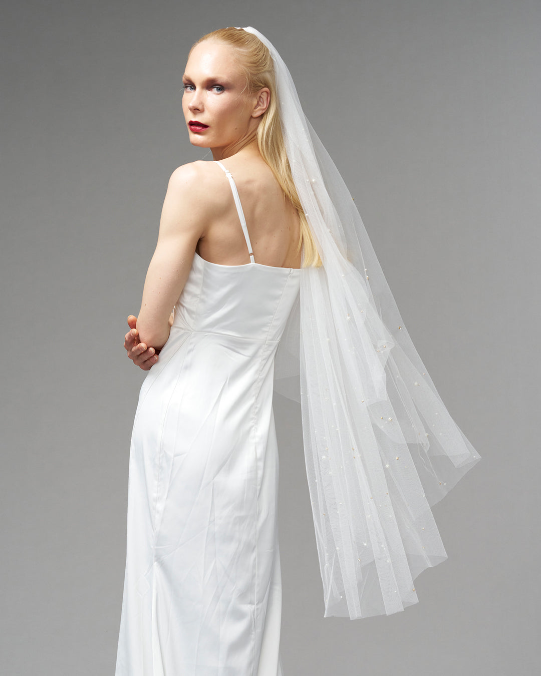 ECO TULLE/ CRYSTALS & PEARLS KNEE LENGTH 48" // LIGHT IVORY - Ofrenda Studio