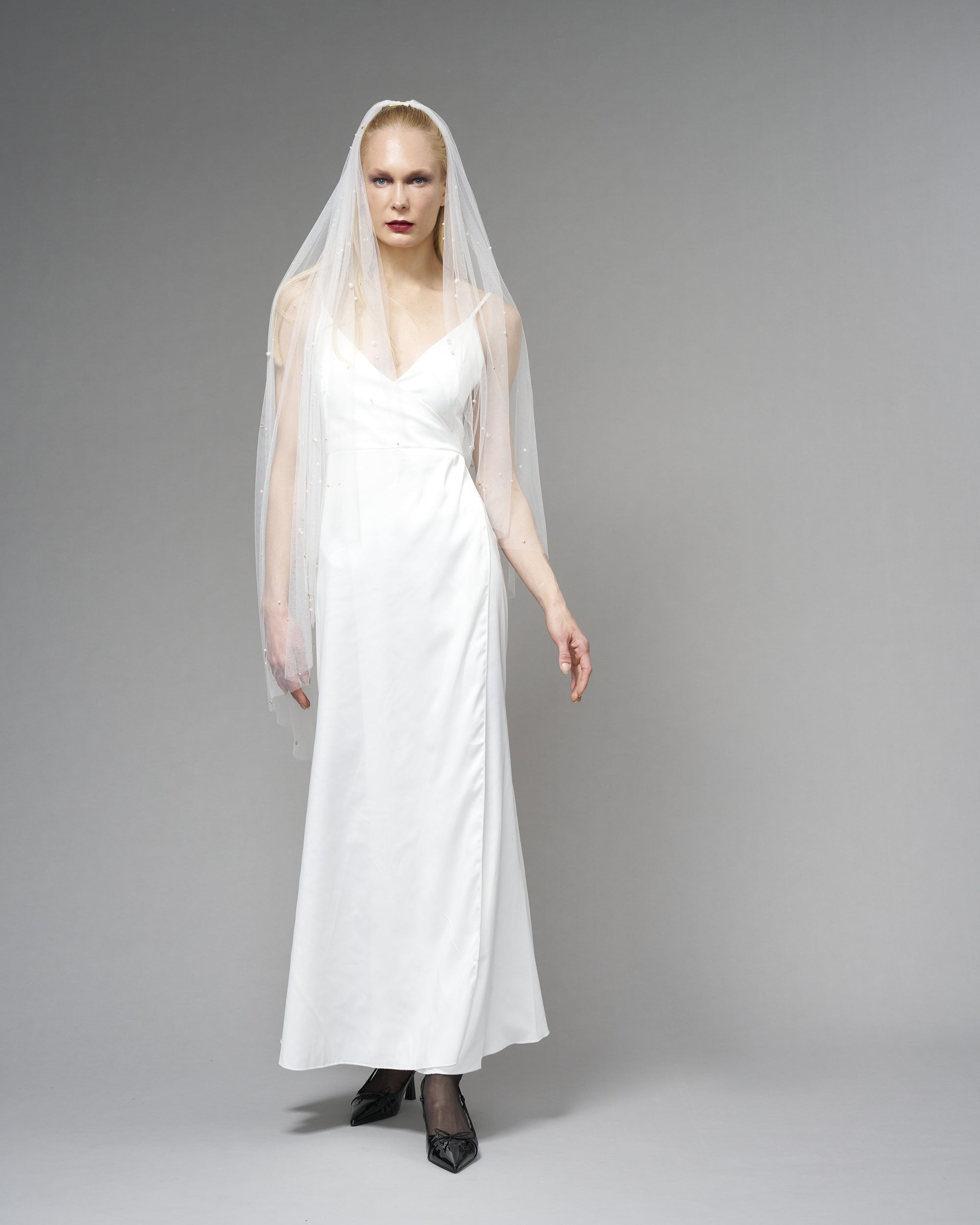 ECO TULLE/ CRYSTALS & PEARLS KNEE LENGTH 48" // LIGHT IVORY - Ofrenda Studio