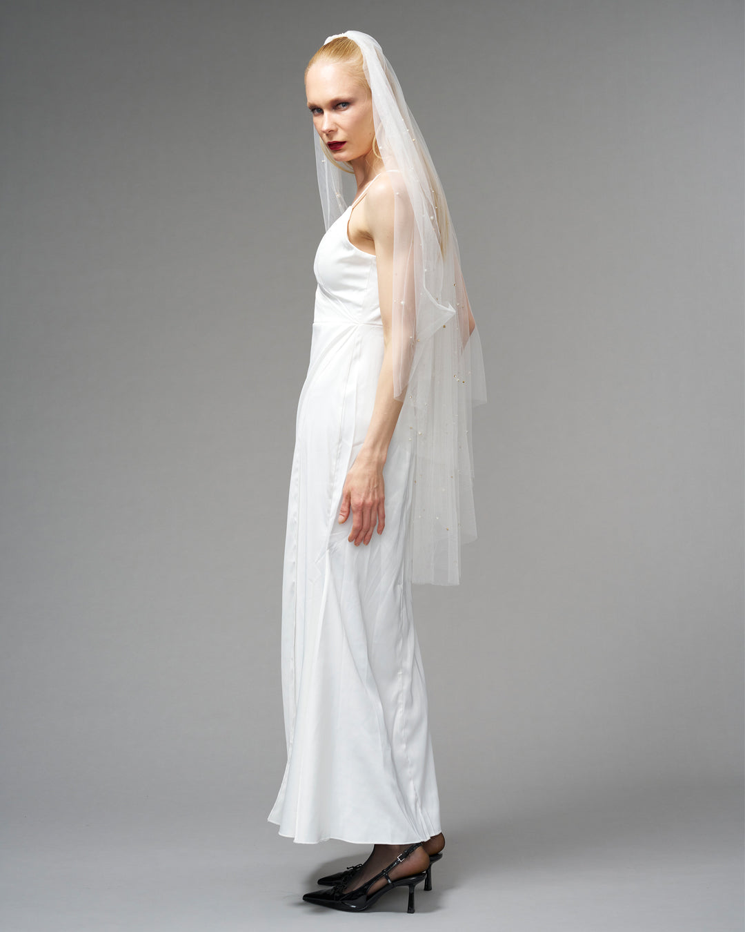 ECO TULLE/ CRYSTALS & PEARLS KNEE LENGTH 48" // LIGHT IVORY - Ofrenda Studio