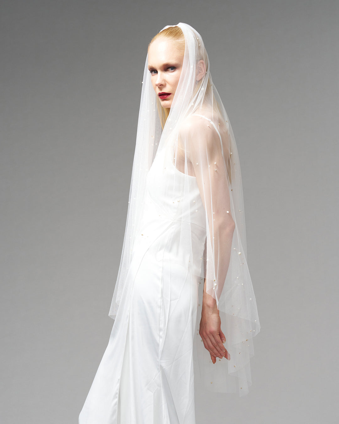 ECO TULLE/ CRYSTALS & PEARLS KNEE LENGTH 48" // LIGHT IVORY - Ofrenda Studio