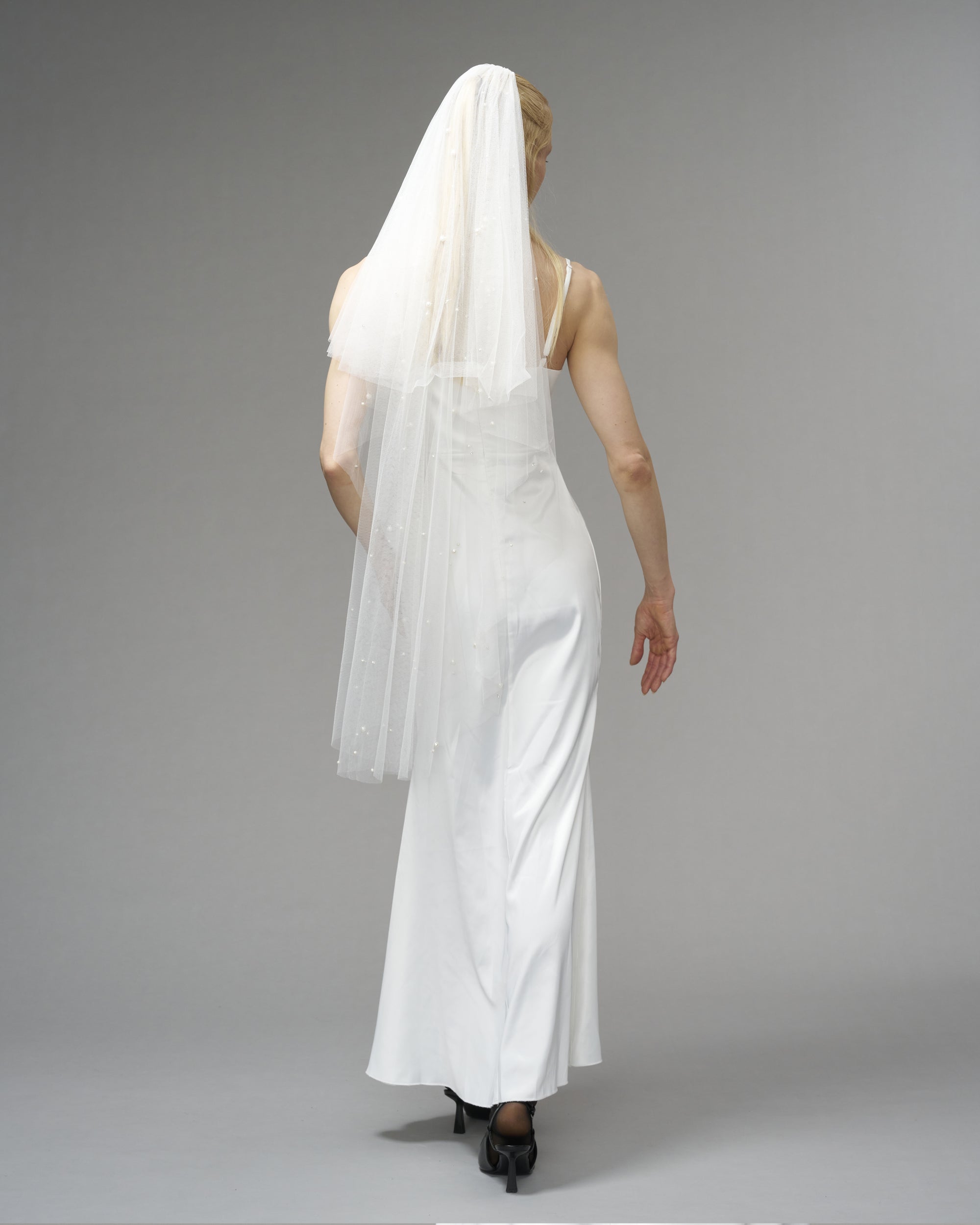 RTS.- ECO TULLE// CRYSTALS & PEARLS // TWO TIER, KNEE LENGTH 48" // LIGHT IVORY