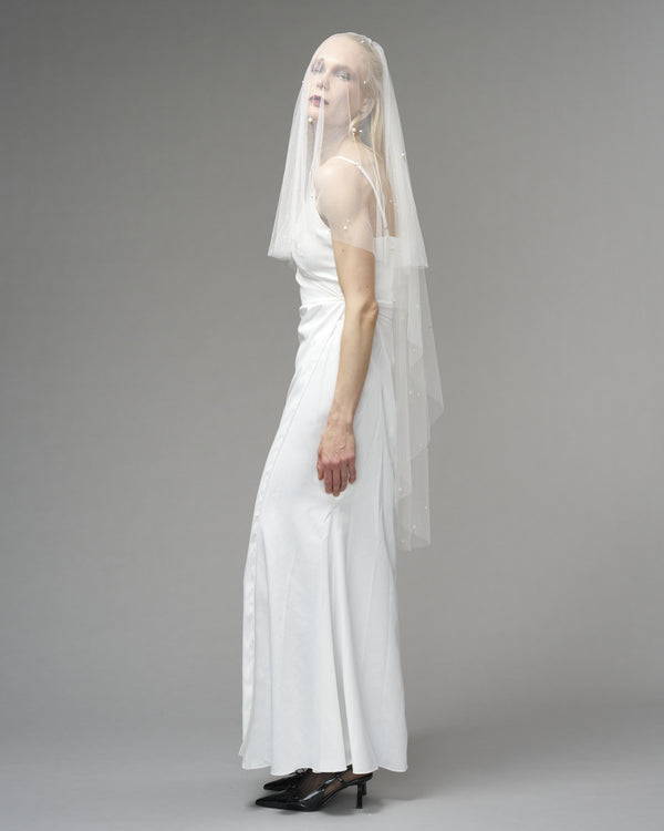 RTS.- ECO TULLE// CRYSTALS & PEARLS // TWO TIER, KNEE LENGTH 48" // LIGHT IVORY