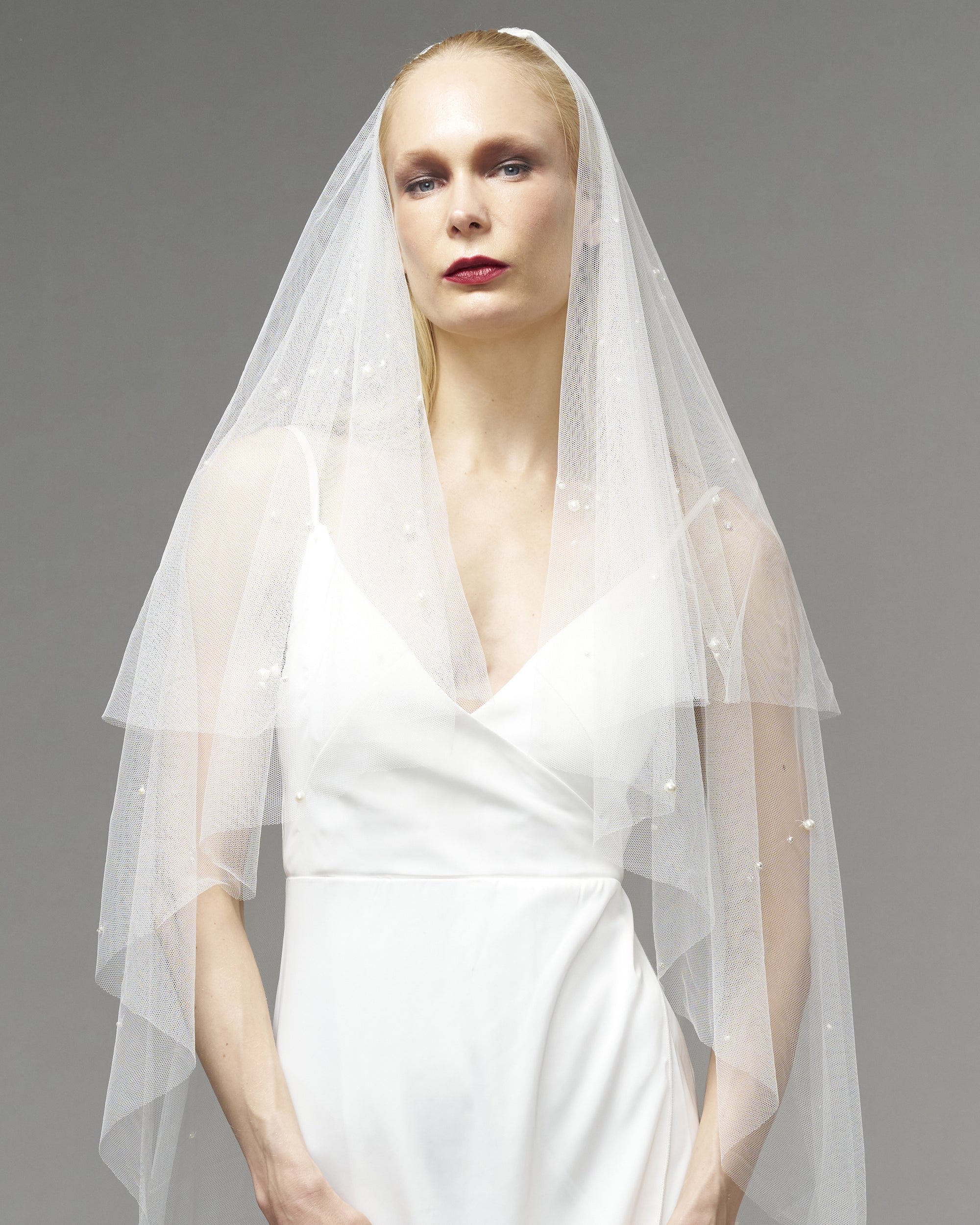 RTS.- ECO TULLE// CRYSTALS & PEARLS // TWO TIER, KNEE LENGTH 48" // LIGHT IVORY
