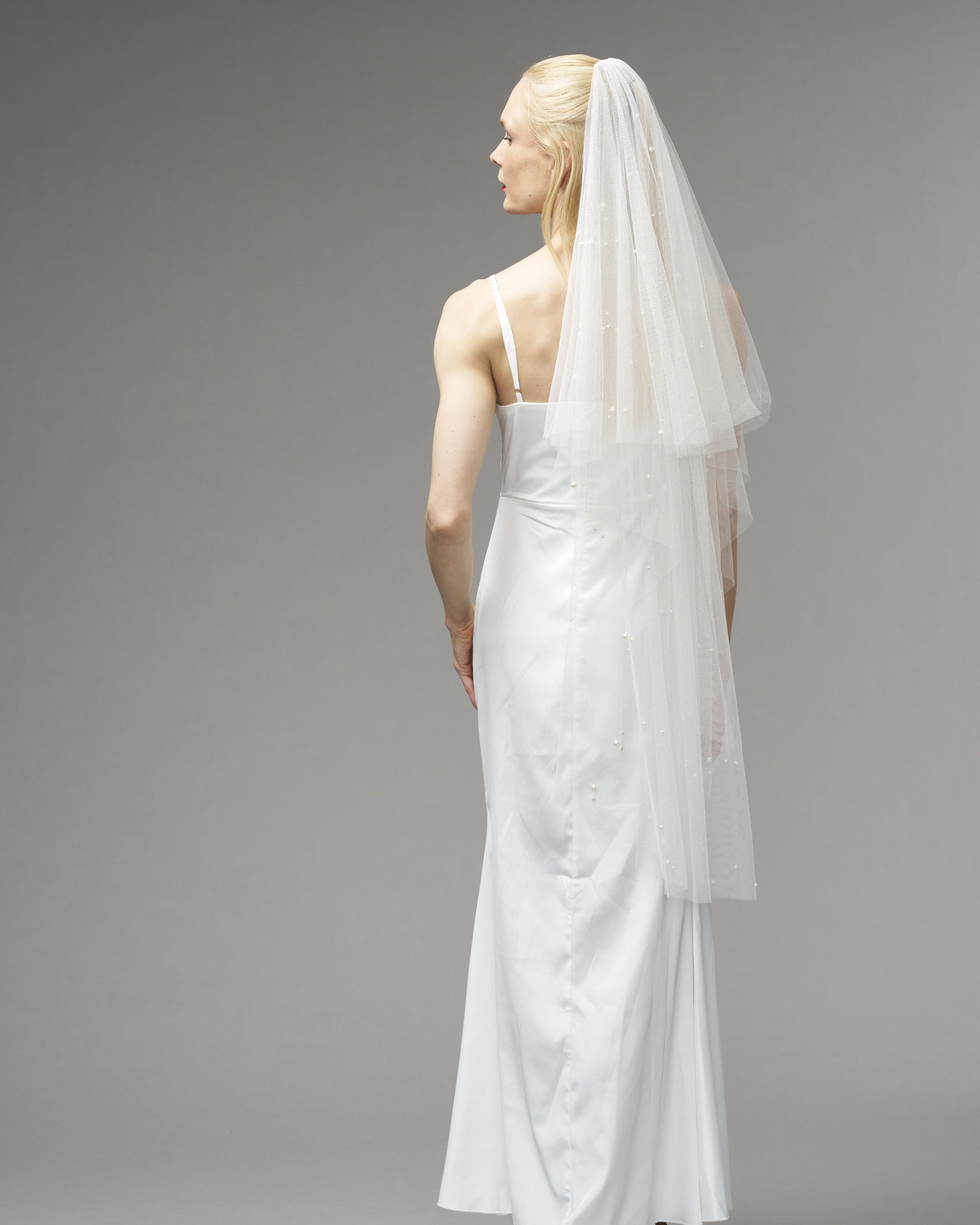 RTS.- ECO TULLE// CRYSTALS & PEARLS // TWO TIER, KNEE LENGTH 48" // LIGHT IVORY