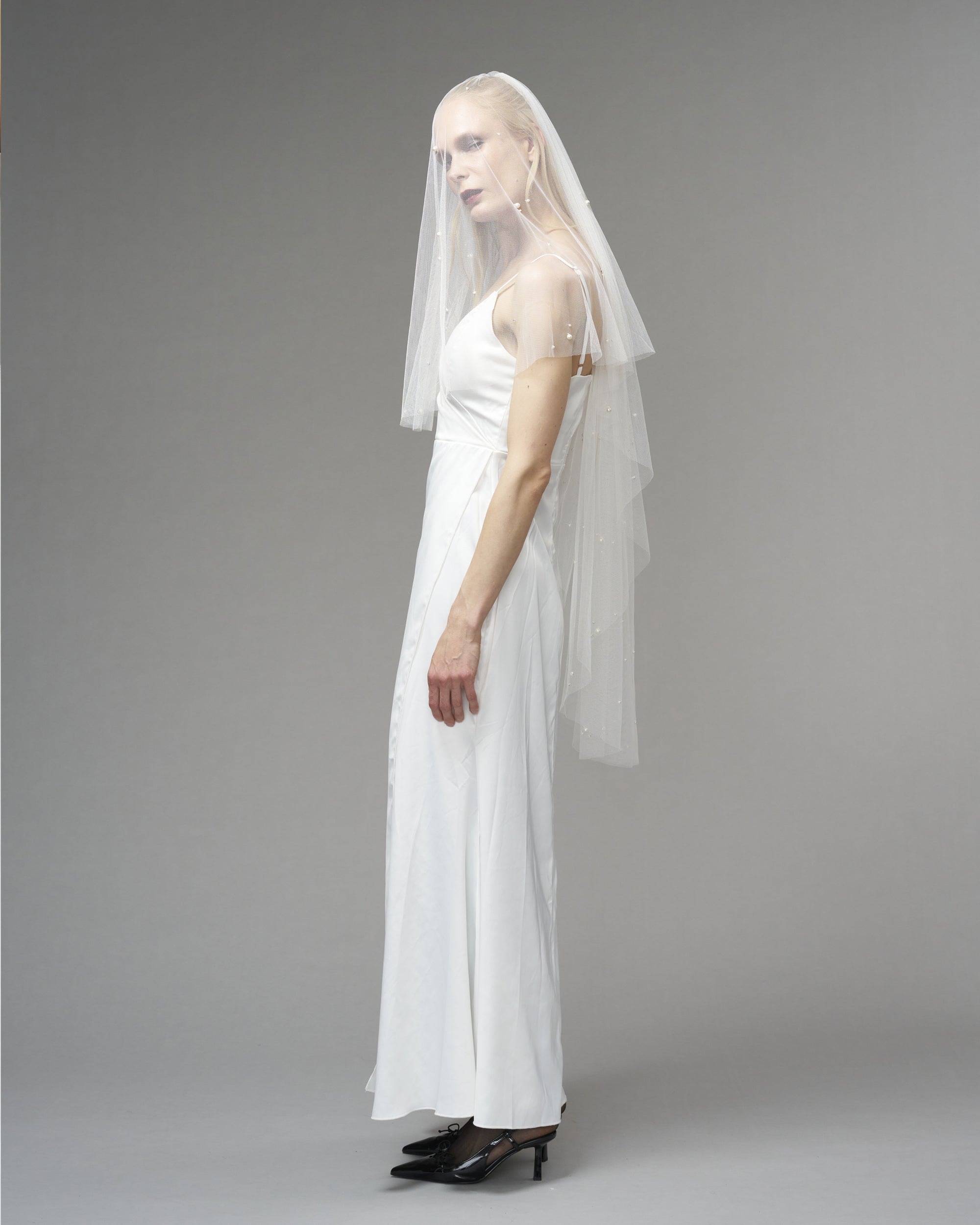 RTS.- ECO TULLE// CRYSTALS & PEARLS // TWO TIER, KNEE LENGTH 48" // LIGHT IVORY