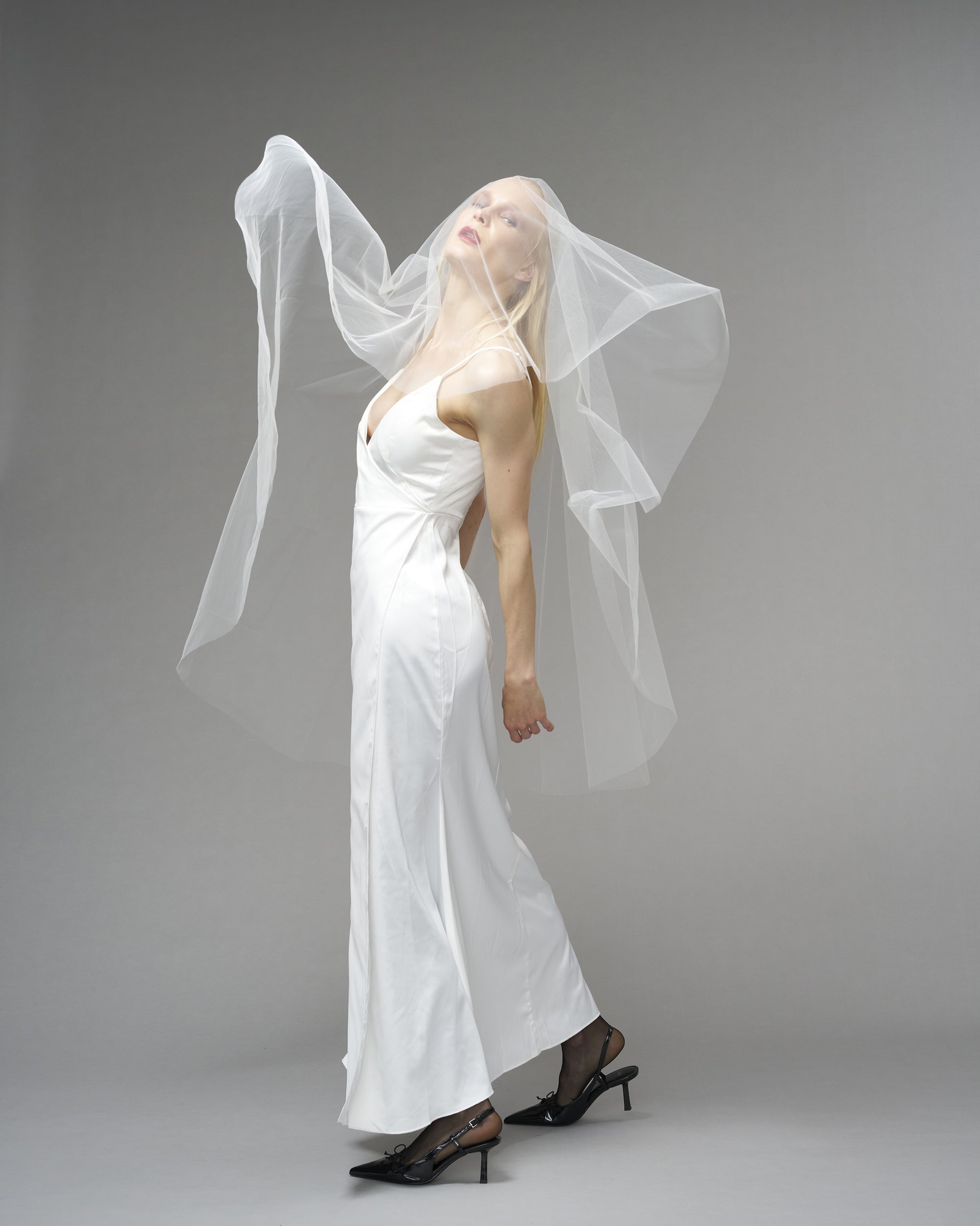 ENGLISH TULLE // RAW EDGE TWO TIER KNEE LENGTH 48" // IVORY