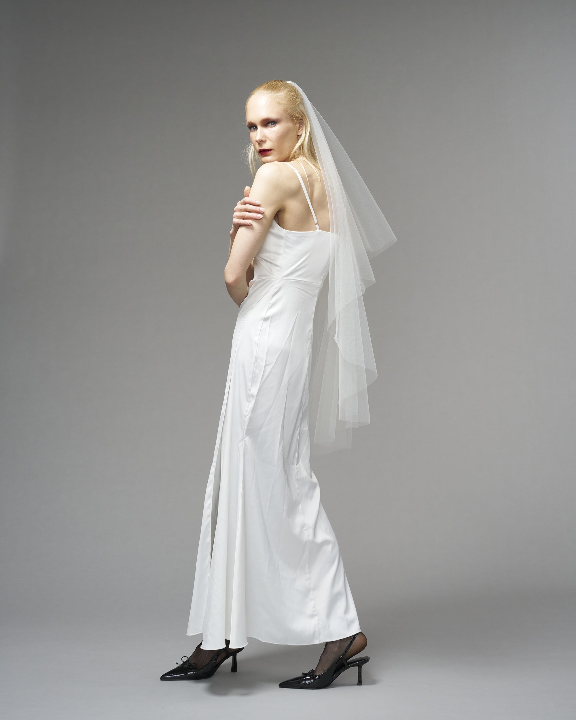 ENGLISH TULLE // RAW EDGE TWO TIER KNEE LENGTH 48" // IVORY