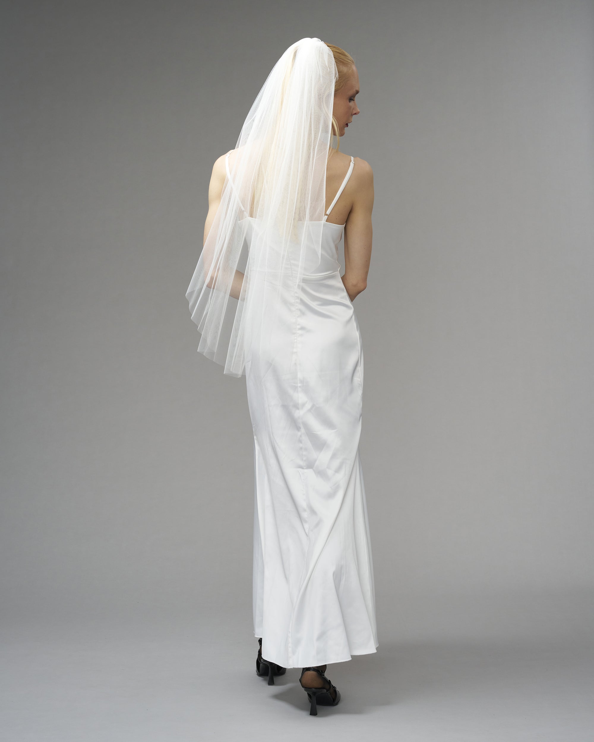 ENGLISH TULLE // RAW EDGE FINGERTIP LENGTH 38" // IVORY