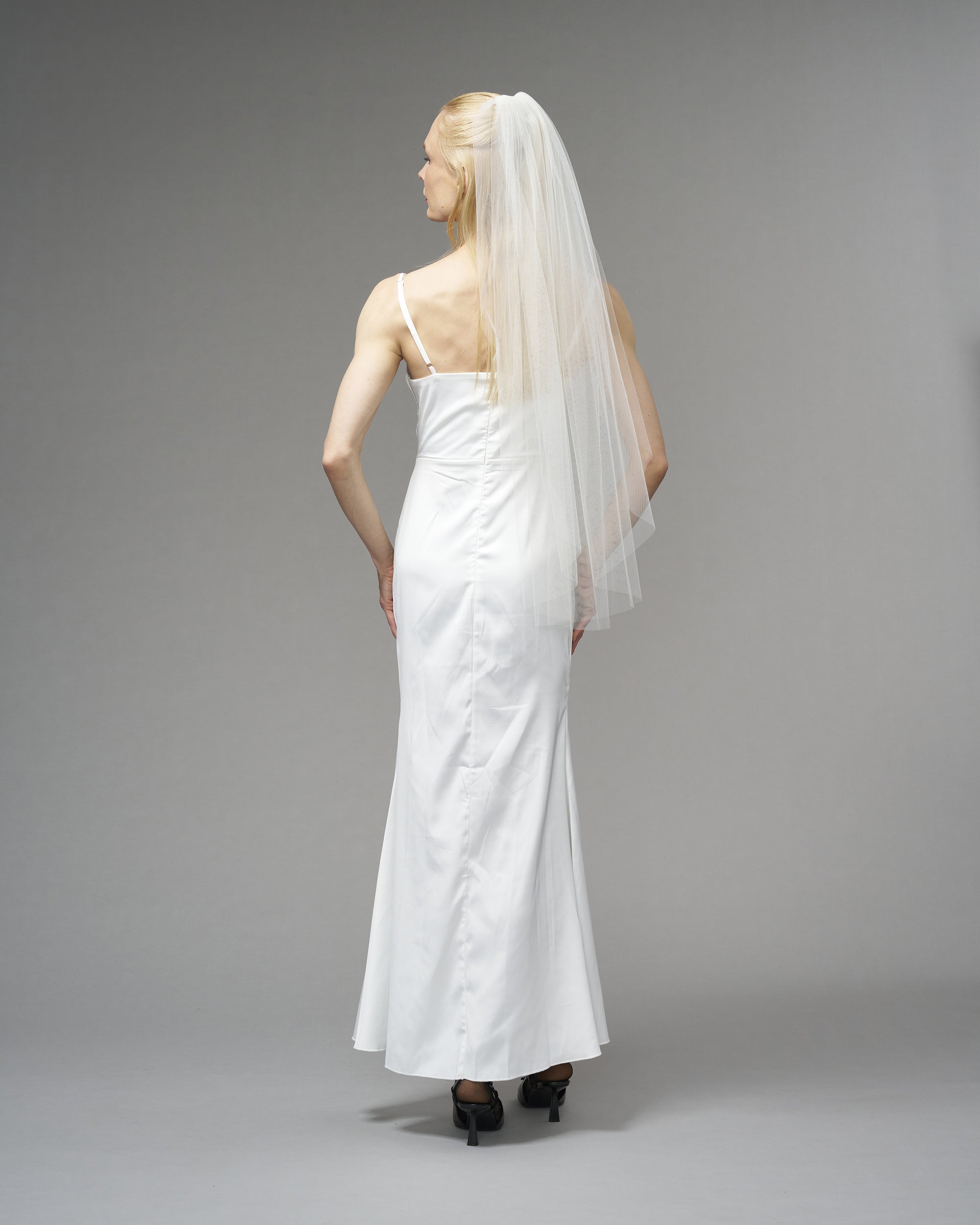 ENGLISH TULLE // RAW EDGE FINGERTIP LENGTH 38" // IVORY