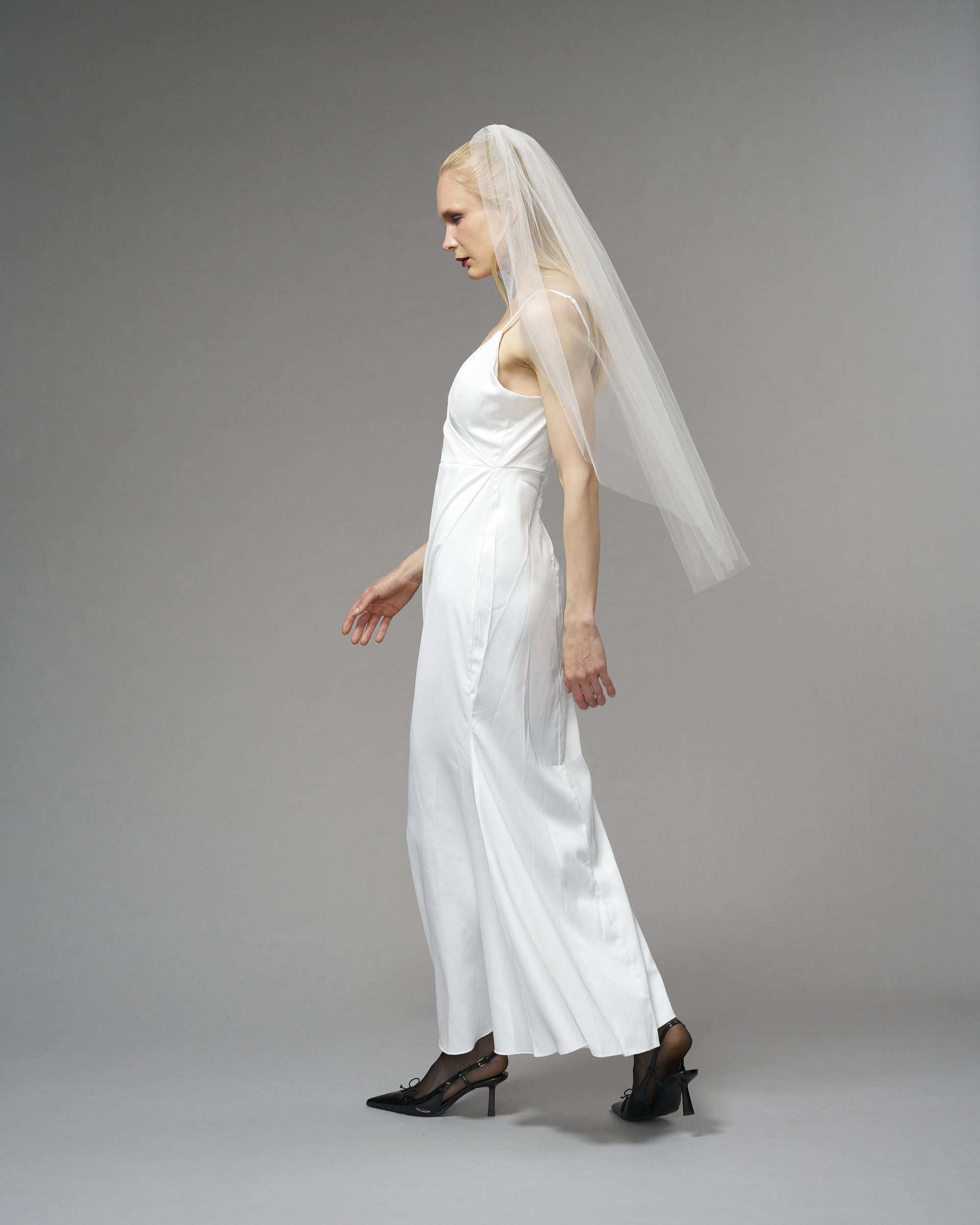 ENGLISH TULLE // RAW EDGE FINGERTIP LENGTH 38" // IVORY