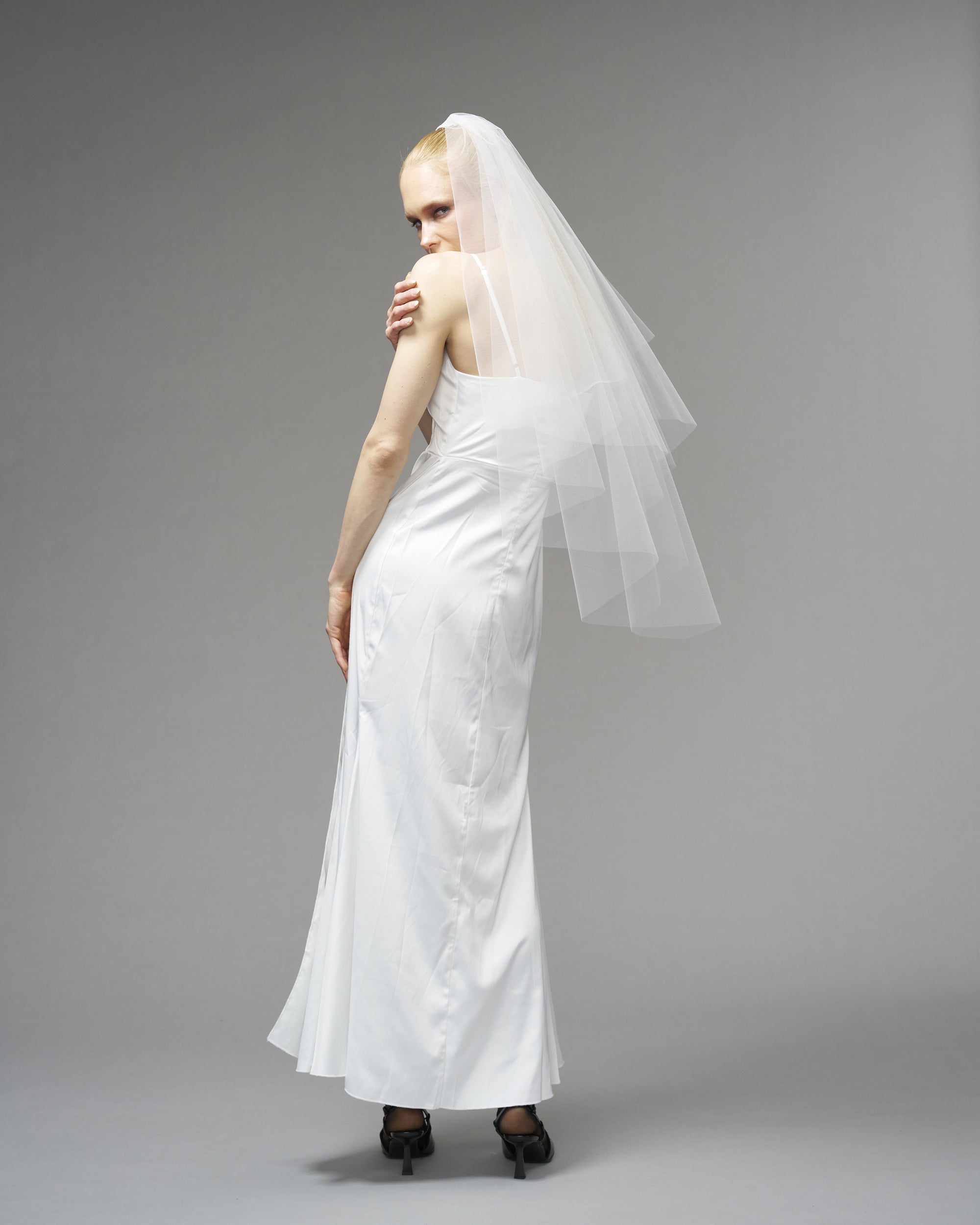 ENGLISH TULLE // RAW EDGE TWO TIER FINGERTIP LENGTH 41" // OFF WHITE