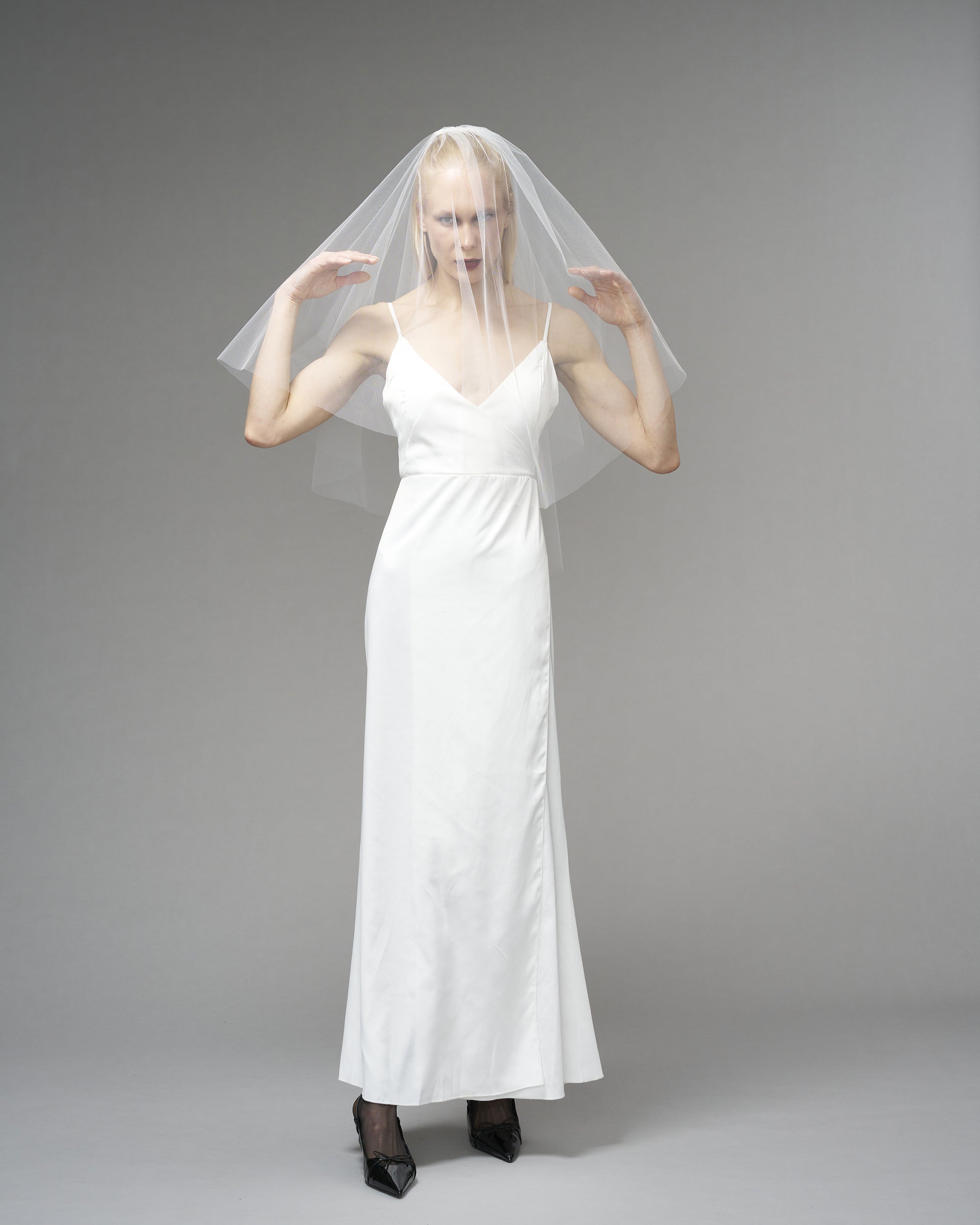 ENGLISH TULLE // RAW EDGE TWO TIER FINGERTIP LENGTH 41" // OFF WHITE