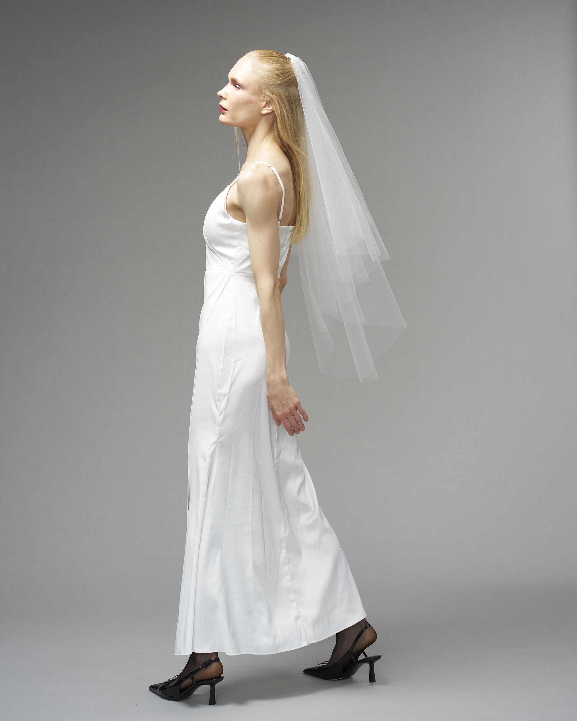 ENGLISH TULLE // RAW EDGE TWO TIER FINGERTIP LENGTH 41" // OFF WHITE