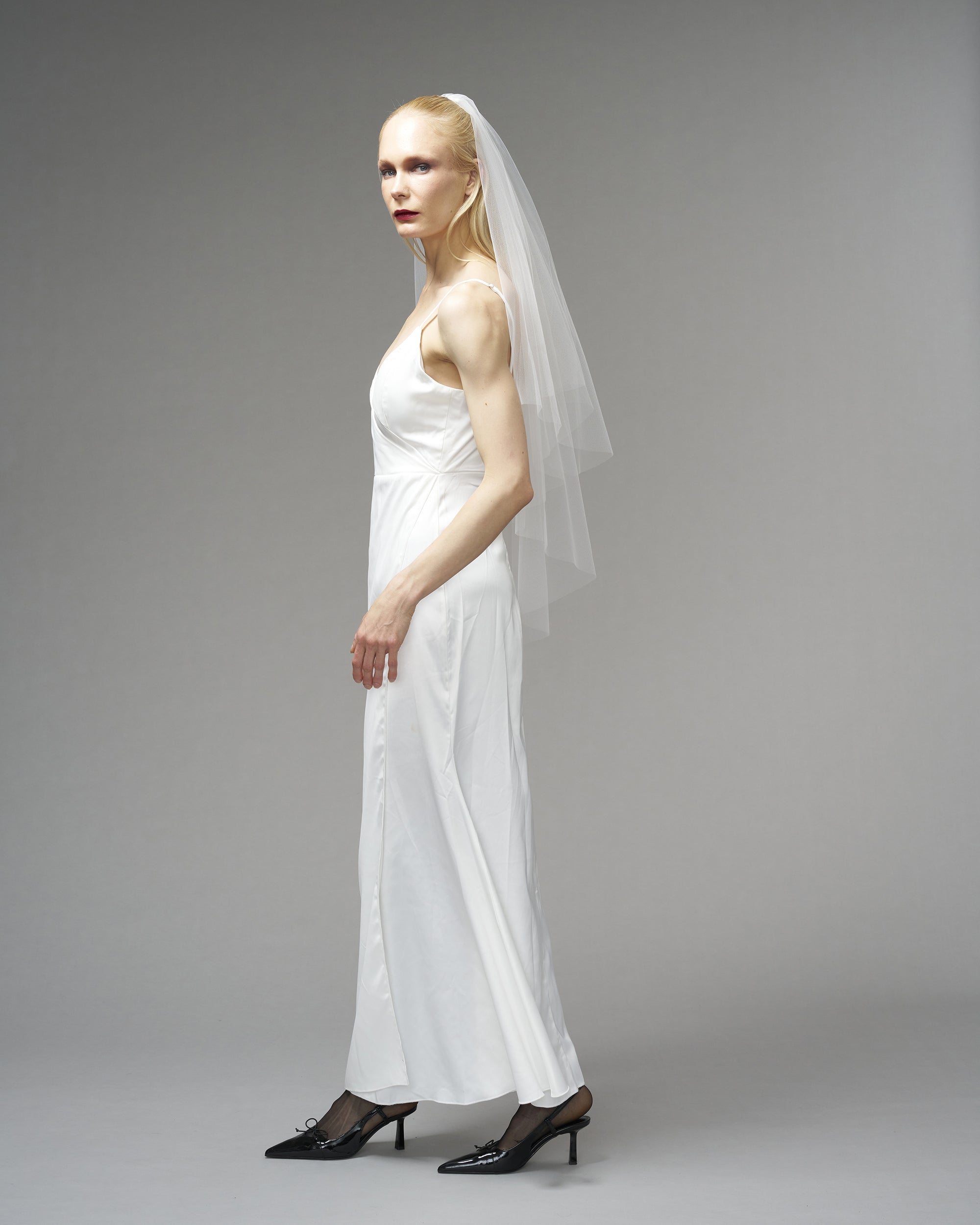 ENGLISH TULLE // RAW EDGE TWO TIER FINGERTIP LENGTH 41" // OFF WHITE