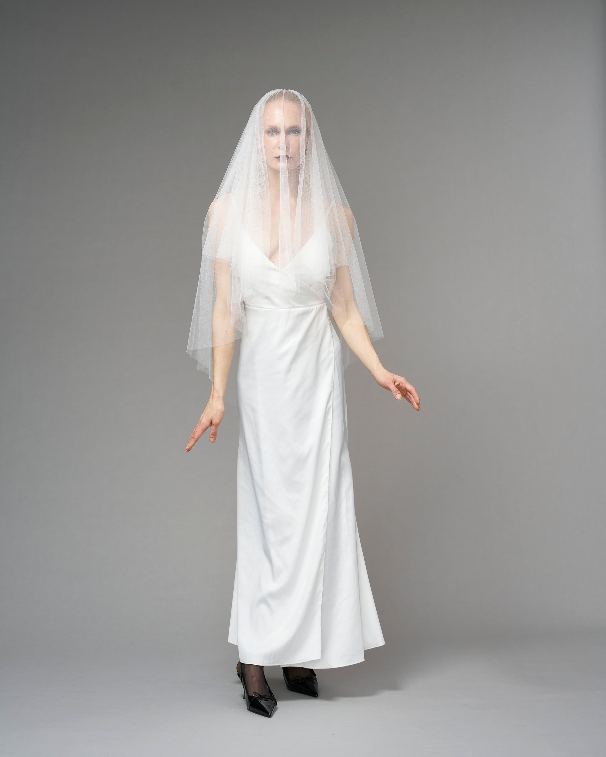 ECO TULLE // RAW EDGE TWO TIER FINGERTIP LENGTH 41" // OFF WHITE