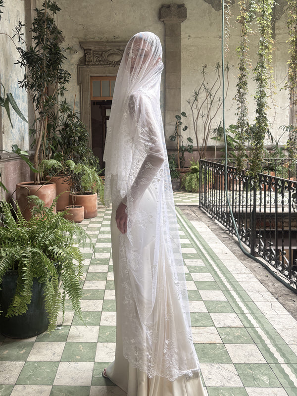 TERESA SPANISH LACE MANTILLA - Ofrenda Studio