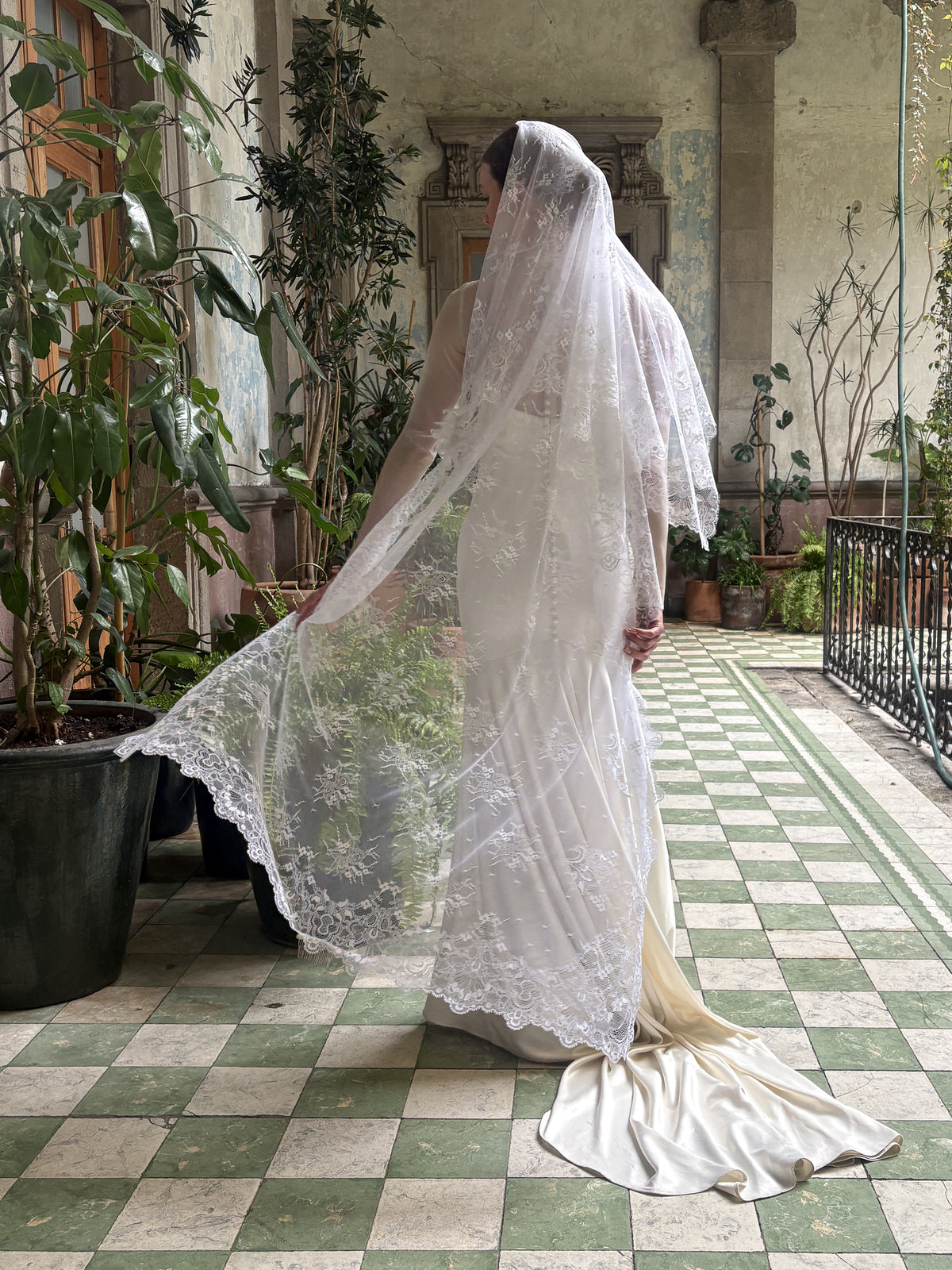TERESA SPANISH LACE MANTILLA - Ofrenda Studio