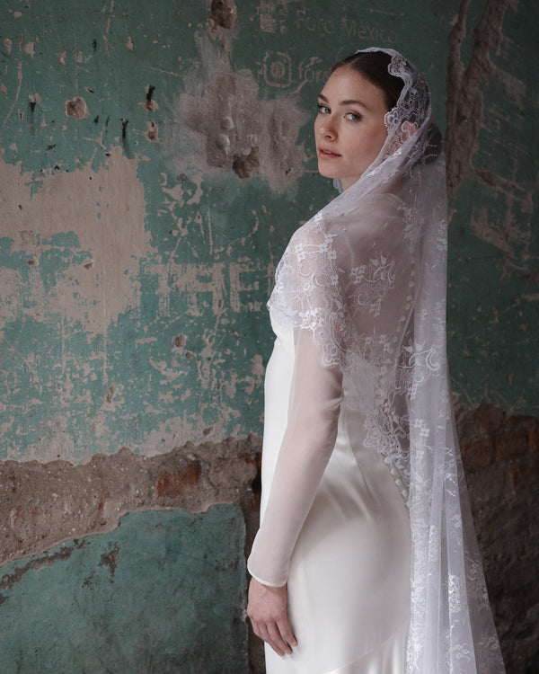 TERESA SPANISH LACE MANTILLA - Ofrenda Studio