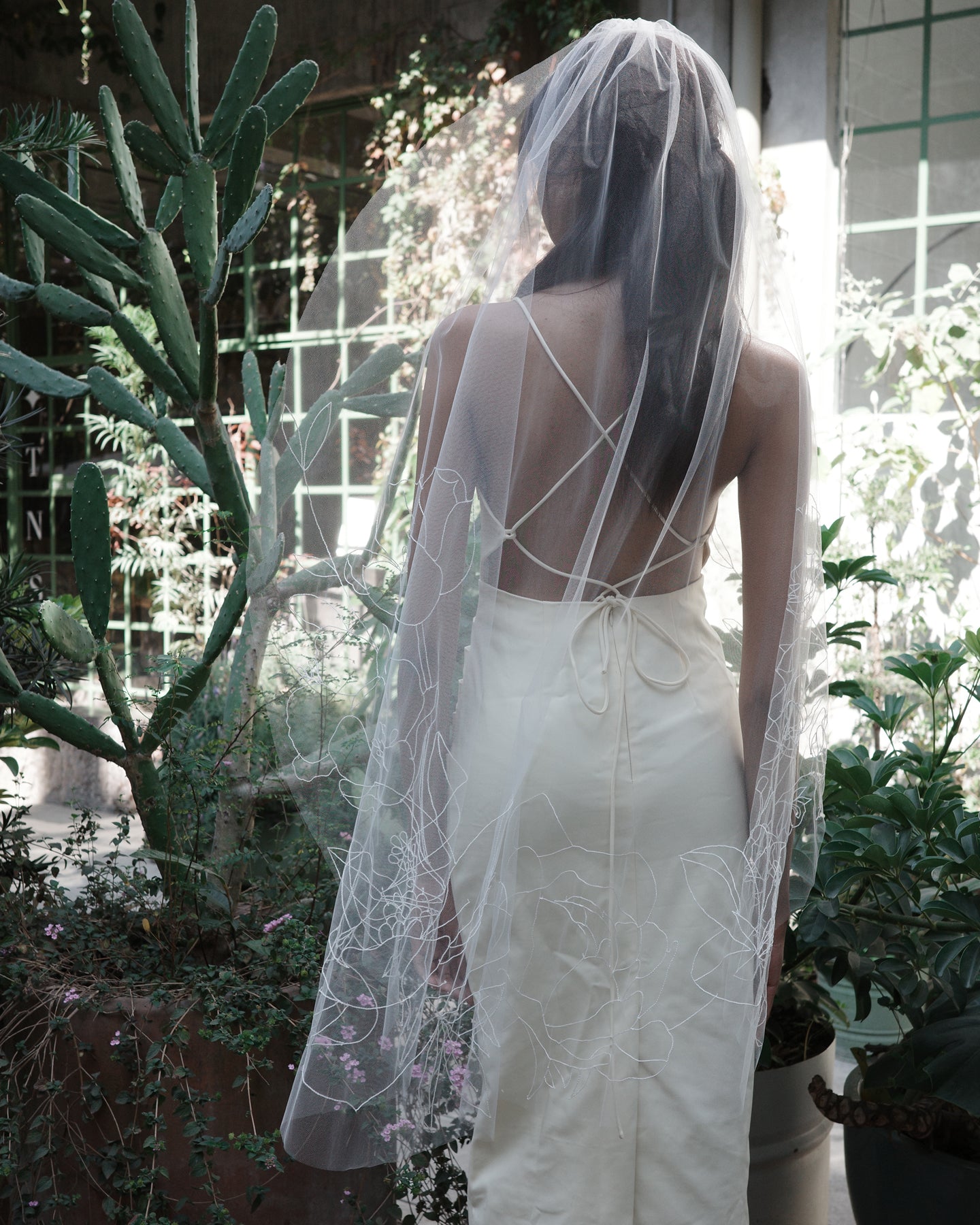 BLOSSOM EMBROIDERED VEIL .- SAMPLE SALE 30%