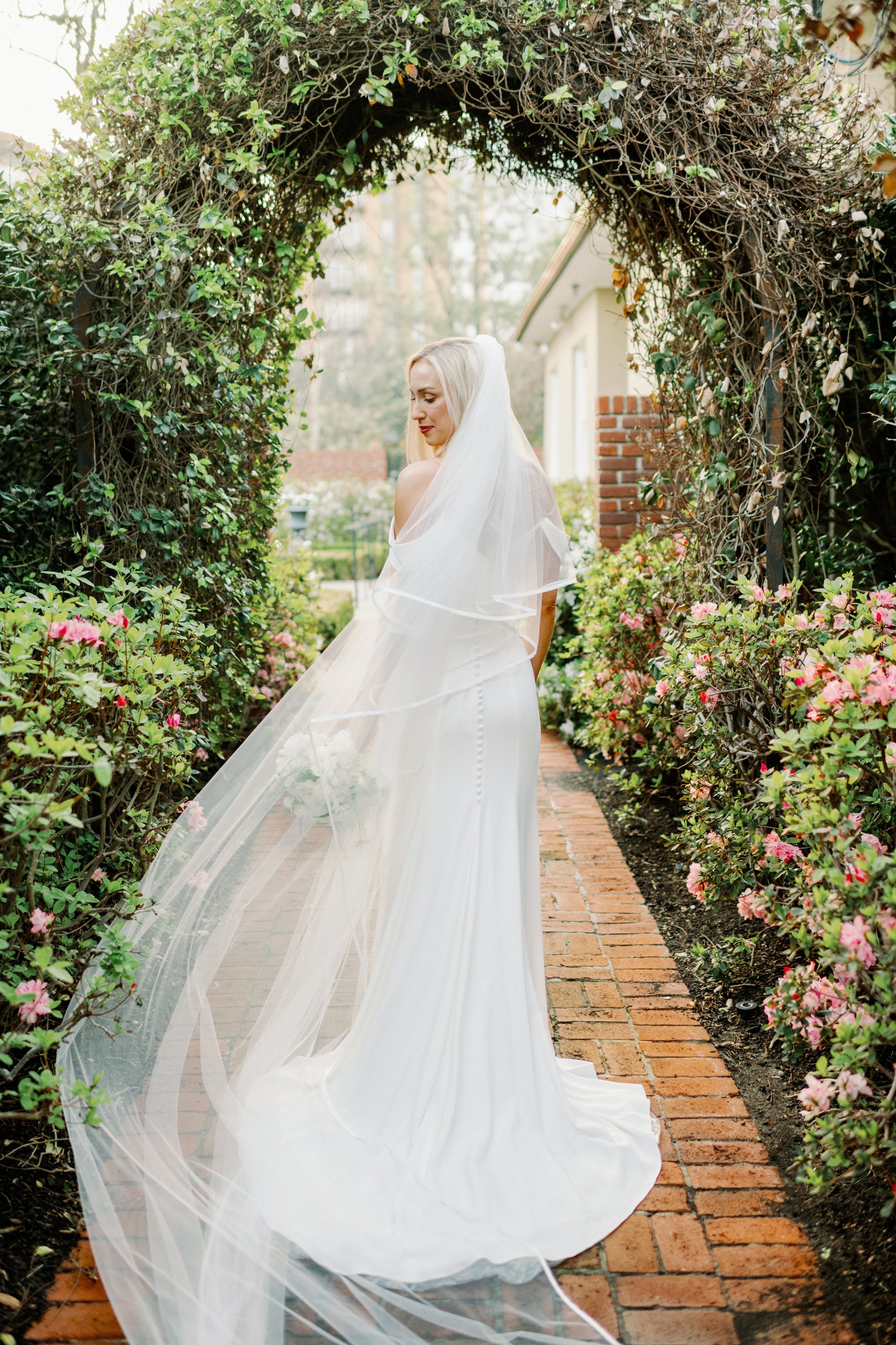 veil for satin dress Deluxe 3x3m Cathedral Length Bridal 2 Tier Wedding Veil Satin Edged with Comb