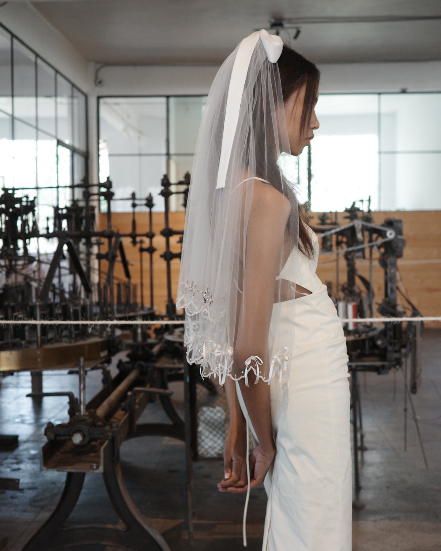 MOÑO EMBROIDERED CRYSTAL BOWS VEIL .- SAMPLE SALE 30%