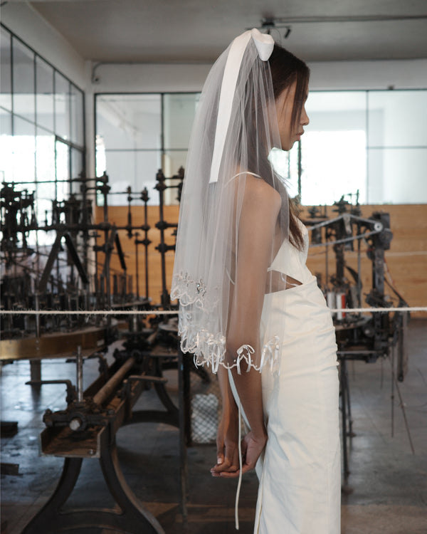 MOÑO EMBROIDERED CRYSTAL BOWS VEIL .- SAMPLE SALE 30%