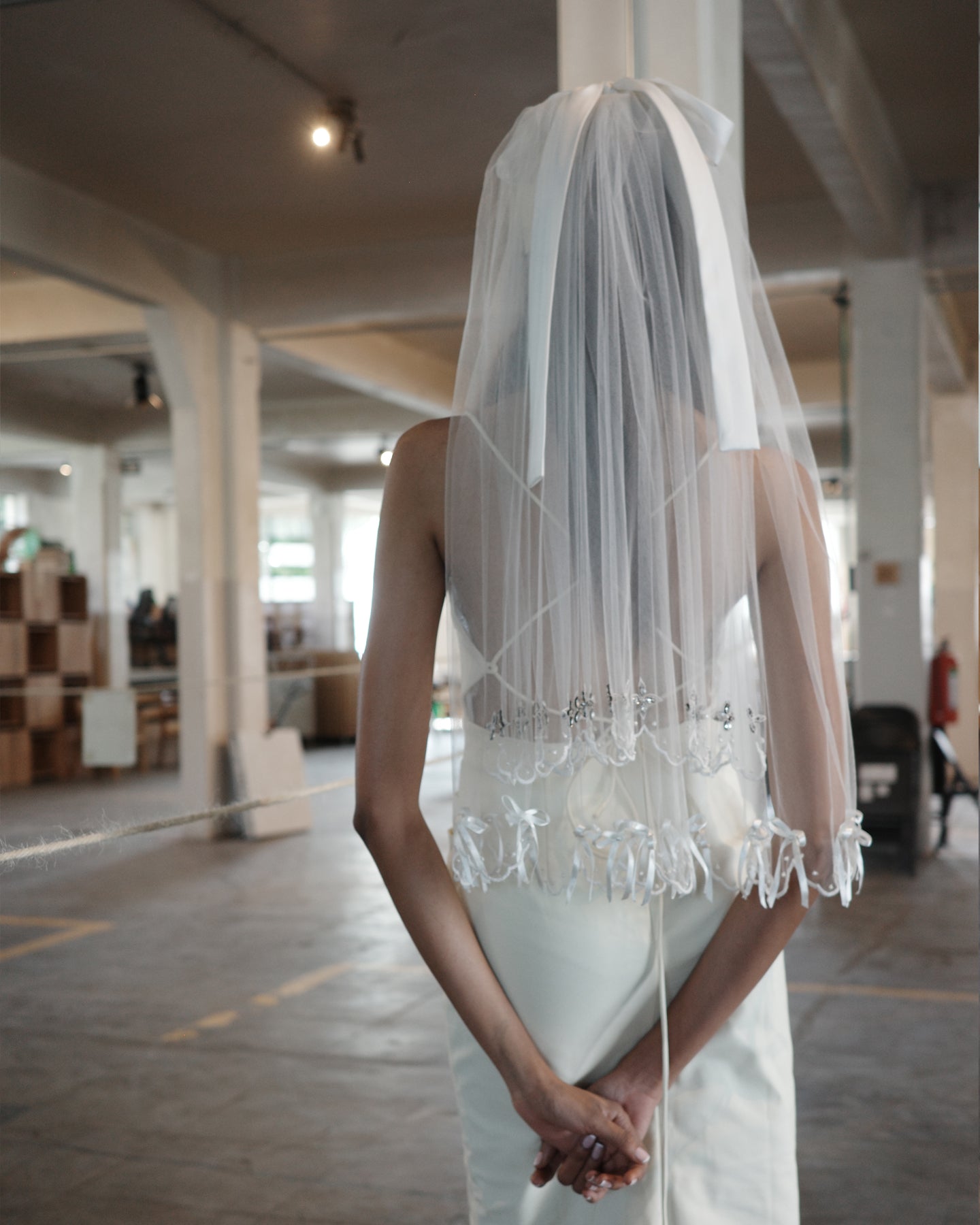 MOÑO EMBROIDERED CRYSTAL BOWS VEIL .- SAMPLE SALE 30%