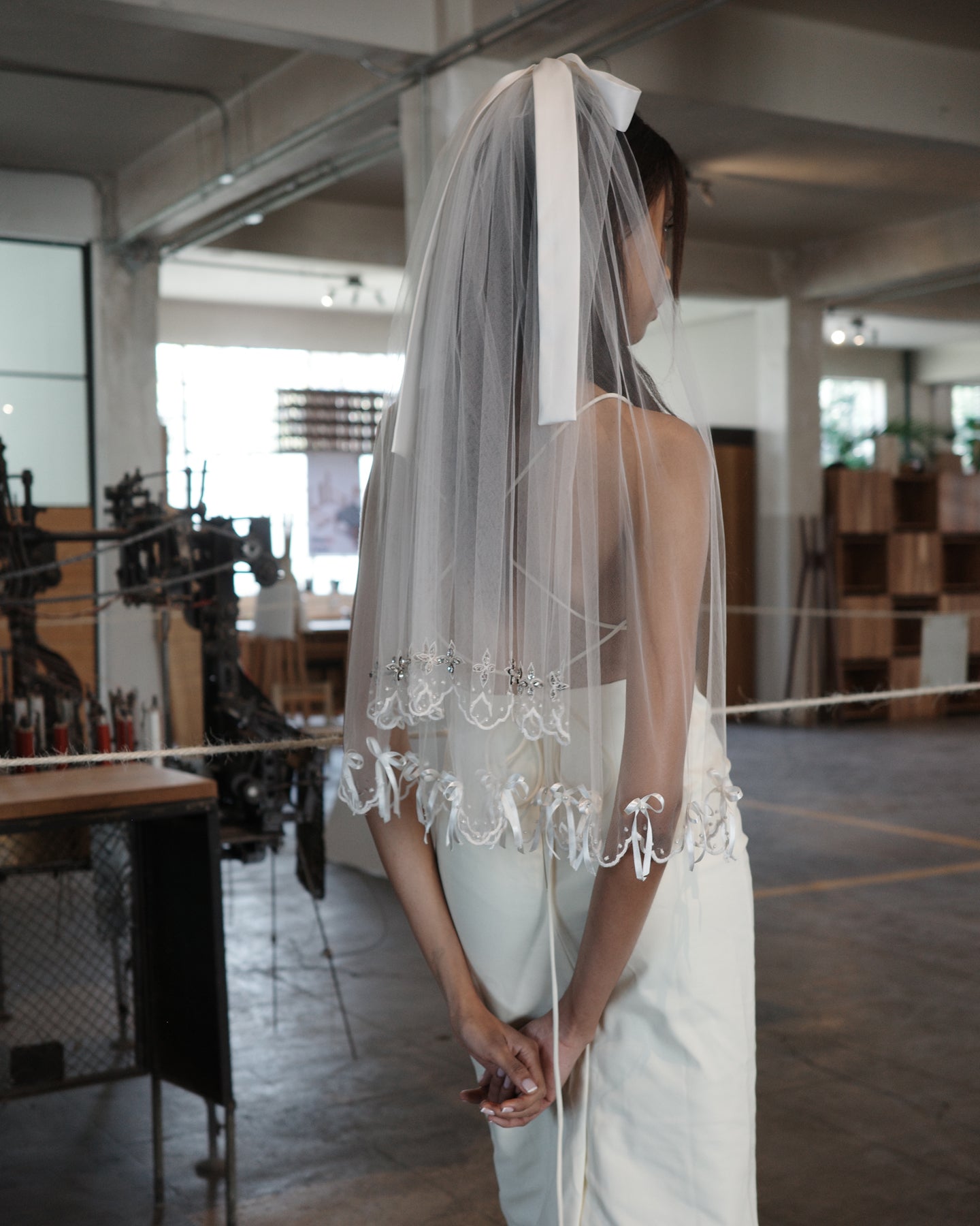 MOÑO EMBROIDERED CRYSTAL BOWS VEIL .- SAMPLE SALE 30%