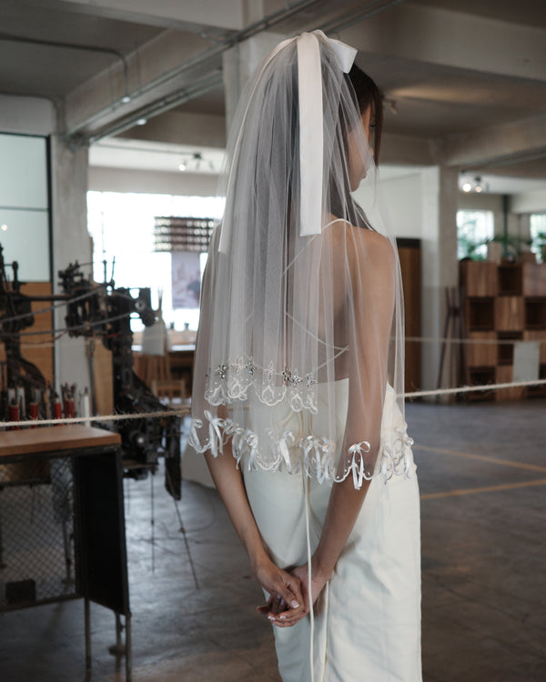 MOÑO EMBROIDERED CRYSTAL BOWS VEIL .- SAMPLE SALE 30%