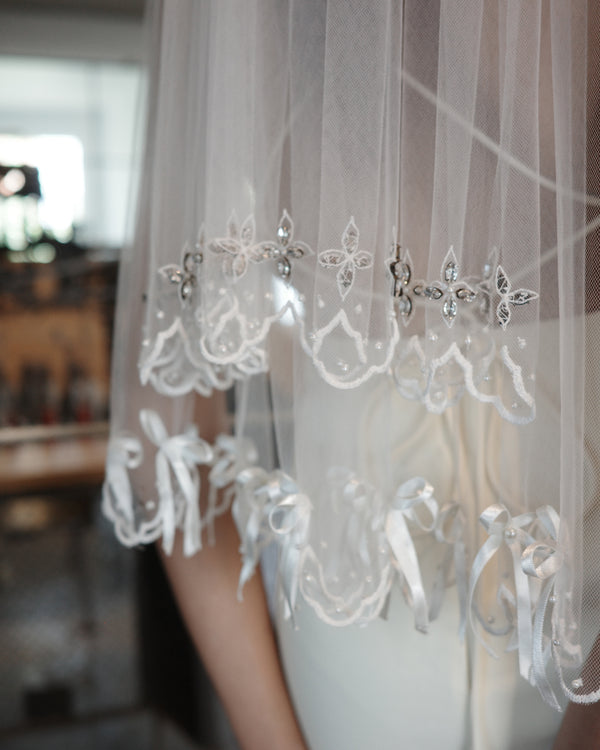 MOÑO EMBROIDERED CRYSTAL BOWS VEIL .- SAMPLE SALE 30%