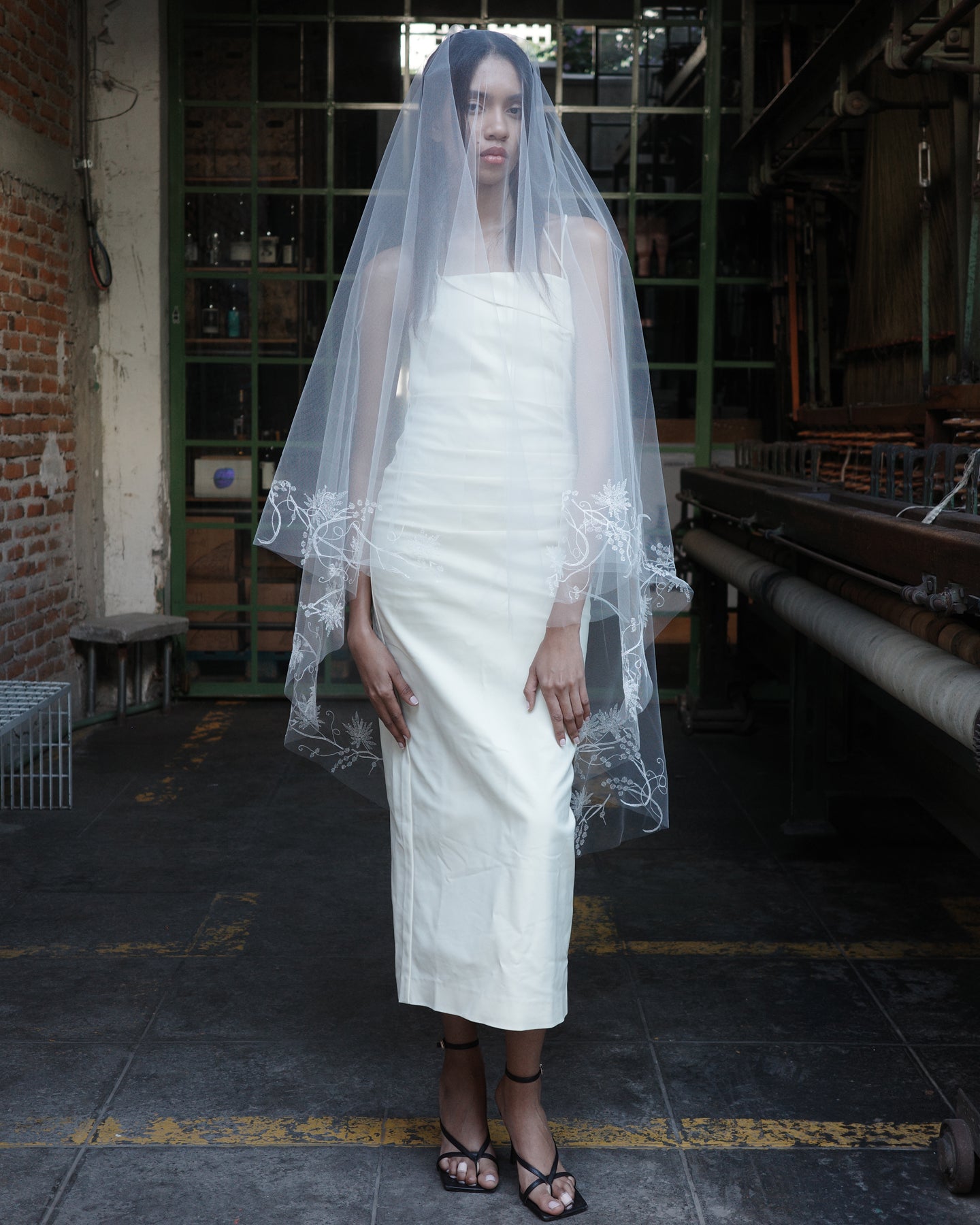 SOFIA LINE STITCH EMBROIDERY VEIL .- SAMPLE SALE 70%