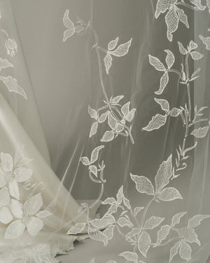 Ofrenda Terra Embroidered Floral Veil White / 108