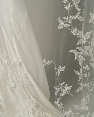 Ofrenda Terra Embroidered Floral Veil White / 108